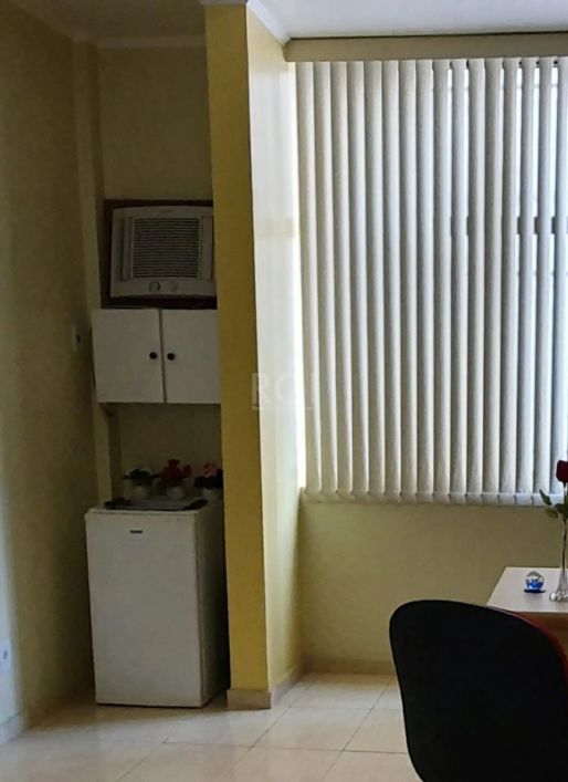 Ótima sala comercial com área privativa de 26,57m², quase esquina com a rua General Lima e Silva. Sa