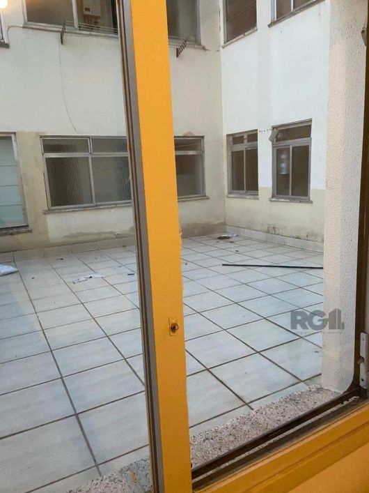Apartamento com otima localização :Living para dois ambientes , um dormitorio, cozinha, banheiro, ár