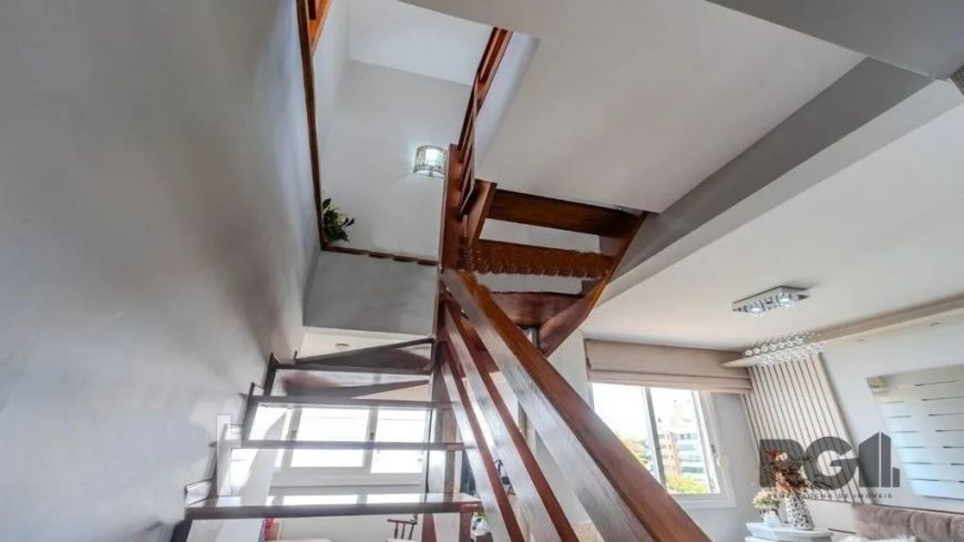 Cobertura de 2 dormitórios no coração dobairro Lindóia em Porto Alegre.Mobiliada, fino acabamento, c