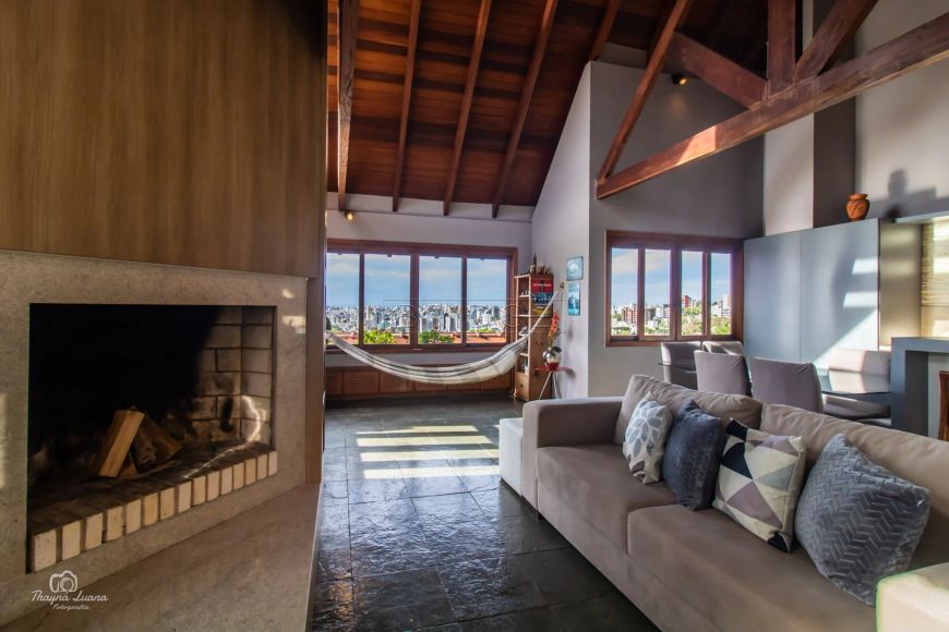 Linda Casa em Condomínio com 381m²- 4 dormitórios um suíte - 2 vagas com Piscina - Menino Deus