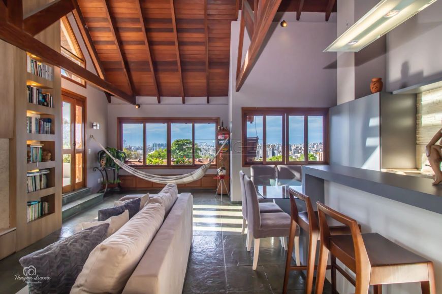 Linda Casa em Condomínio com 381m²- 4 dormitórios um suíte - 2 vagas com Piscina - Menino Deus