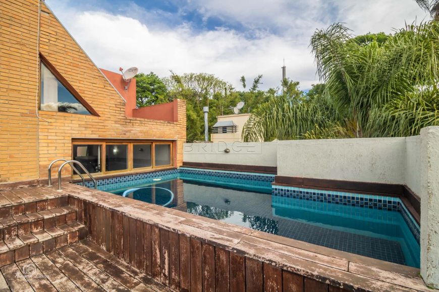 Linda Casa em Condomínio com 381m²- 4 dormitórios um suíte - 2 vagas com Piscina - Menino Deus