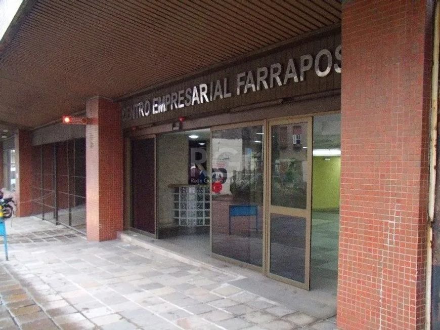 SALA COMERCIAL - 419,02 m² de área privativa. Na Barros Cassal - Bairro Floresta.Possui 4 box (29;30