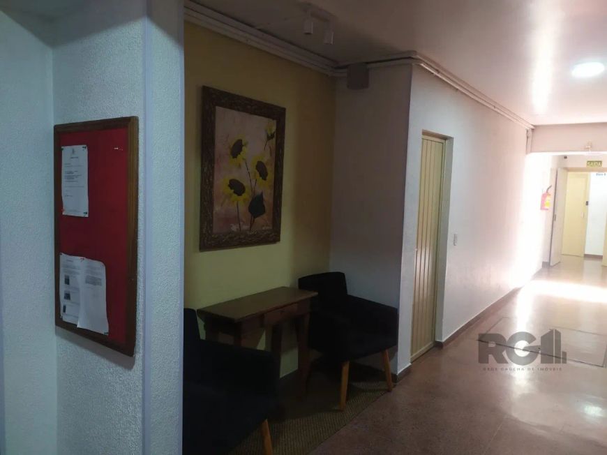 Amplo apartamento no Bairro Partenon. Com 2 dormitórios, 1 banheiro, 1 vaga de garagem e salão de fe