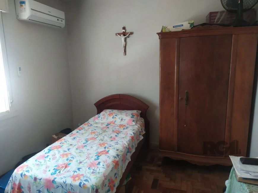 Amplo apartamento no Bairro Partenon. Com 2 dormitórios, 1 banheiro, 1 vaga de garagem e salão de fe