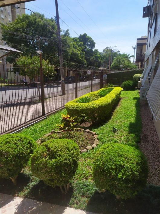 Amplo apartamento no Bairro Partenon. Com 2 dormitórios, 1 banheiro, 1 vaga de garagem e salão de fe