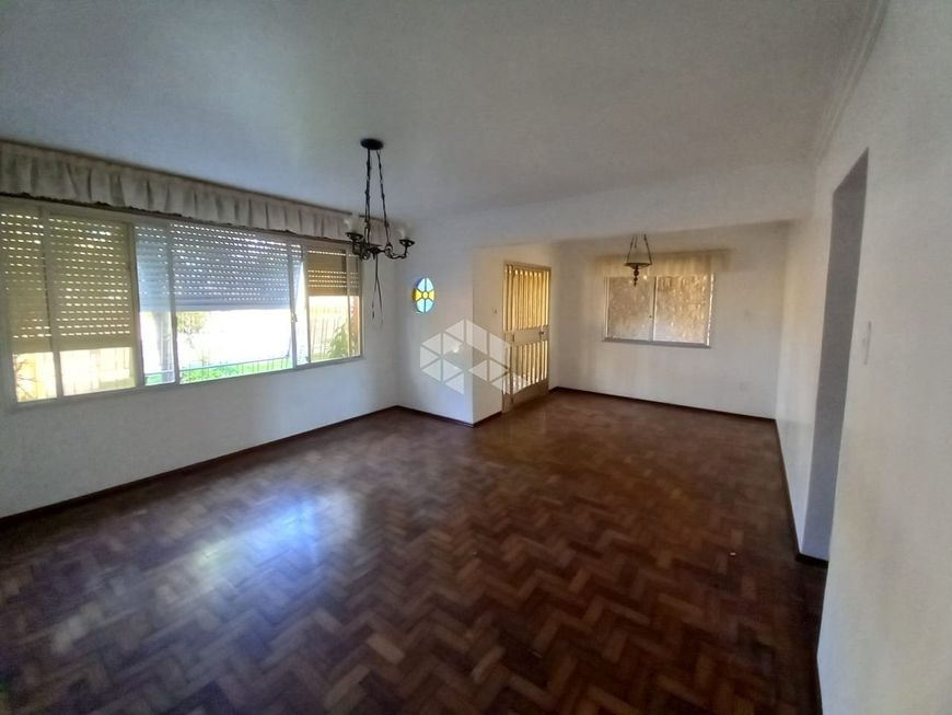 Casa de 150 m², 3 dormitórios, sala de estar e jantar, cozinha, área de serviço.