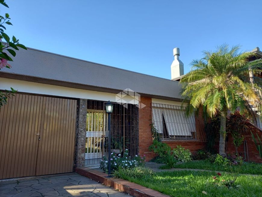 Casa de 150 m², 3 dormitórios, sala de estar e jantar, cozinha, área de serviço.