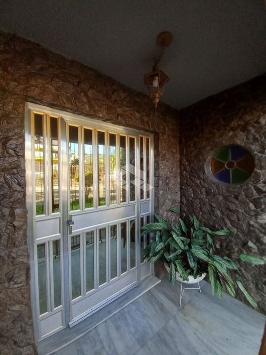 Casa de 150 m², 3 dormitórios, sala de estar e jantar, cozinha, área de serviço.