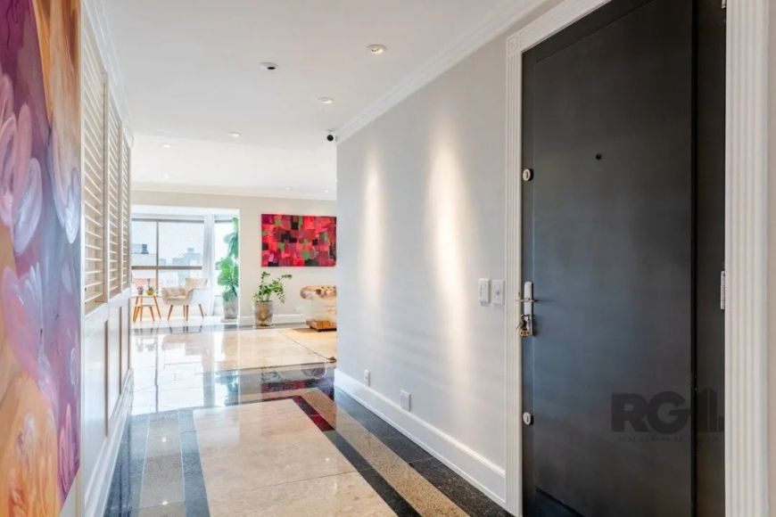 Cobertura semimobiliada com 597m², 4 dormitórios, sendo 3 suítes, e 5 vagas de garagem no bairro Bel