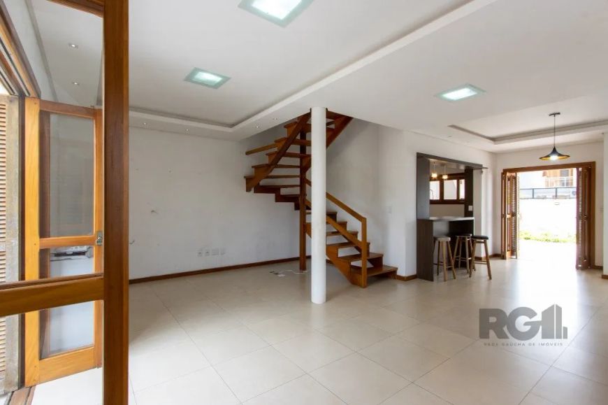 Sobrado em otimo bairro, rua tranquila com:Living para dois ambientes, lavabo, cozinha em conceito a
