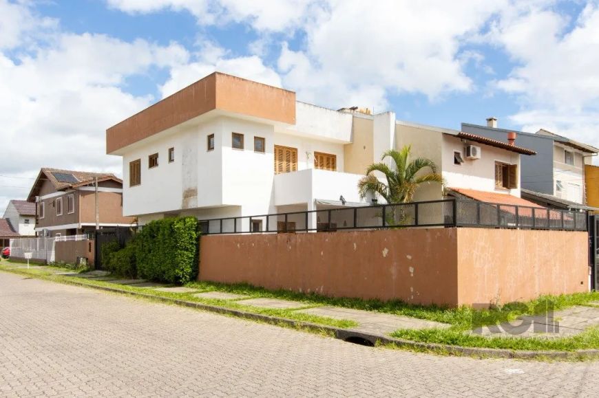 Sobrado em otimo bairro, rua tranquila com:Living para dois ambientes, lavabo, cozinha em conceito a