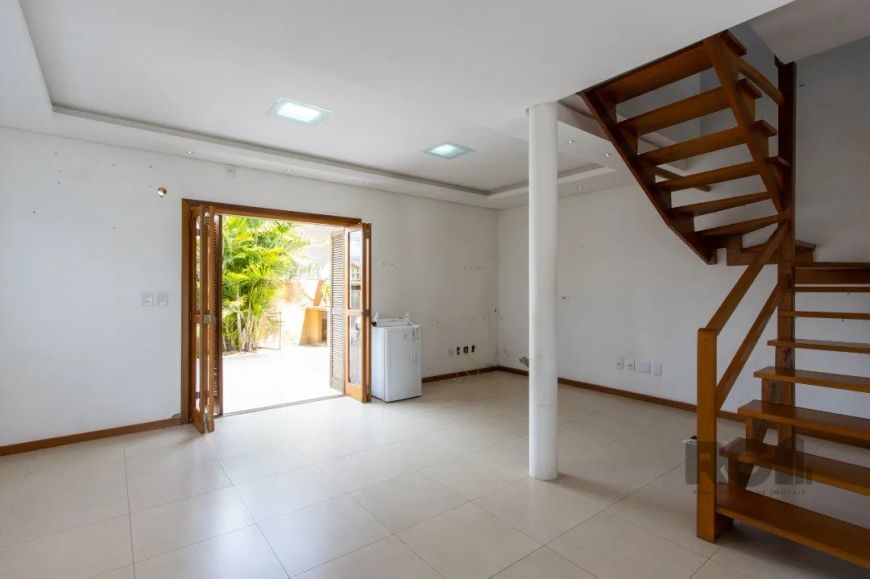 Sobrado em otimo bairro, rua tranquila com:Living para dois ambientes, lavabo, cozinha em conceito a