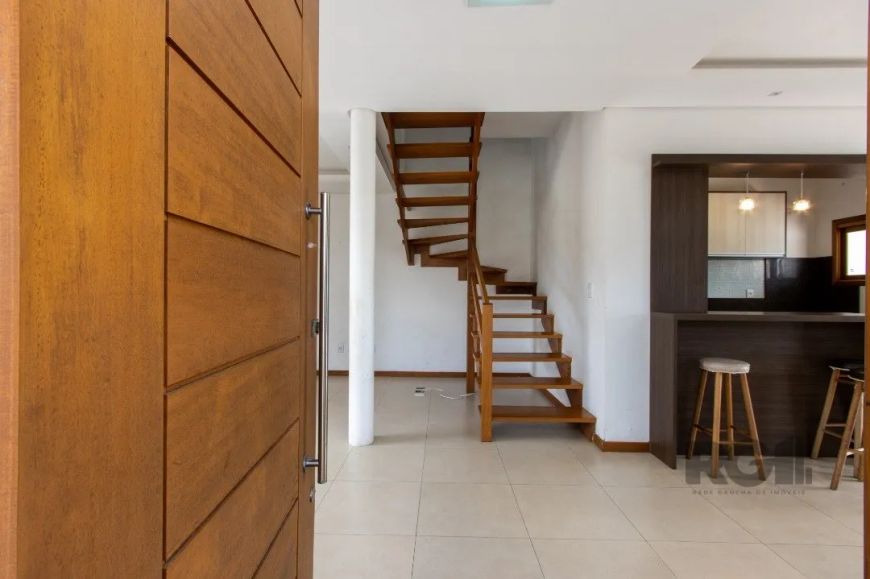 Sobrado em otimo bairro, rua tranquila com:Living para dois ambientes, lavabo, cozinha em conceito a