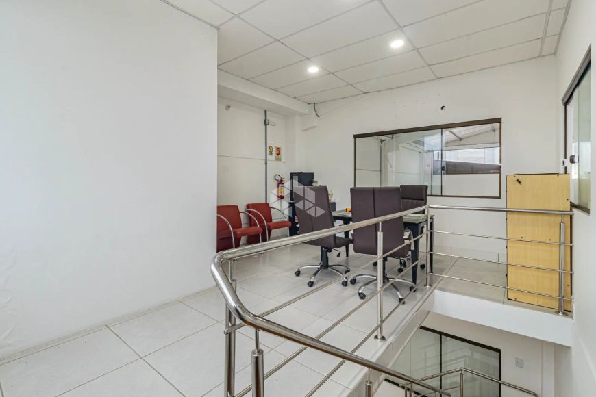 Prédio com câmaras frias, e infra montada, na Serafim Alencastro, Bairro Sarandi.