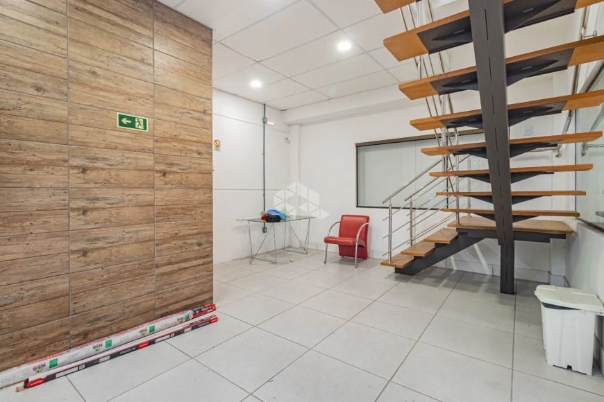 Prédio com câmaras frias, e infra montada, na Serafim Alencastro, Bairro Sarandi.