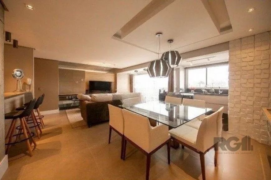BAITA APARTAMENTO MOBILIADO NO CORAÇÃO DO BAIRRO MENINO DEUS. 120m² DISTRIBUÍDOS EM 3 DORMITÓRIOS, S