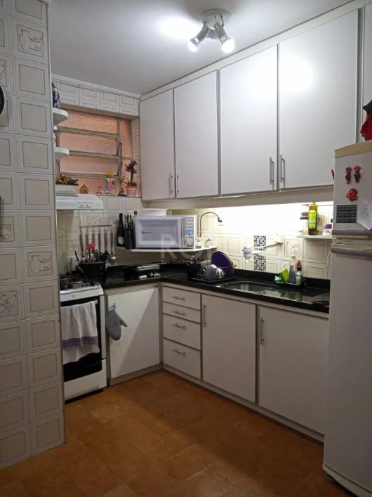 Excelente apartamento fundos, posição solar leste, de 03 Dormitórios semi mobiliado , banheiro socia