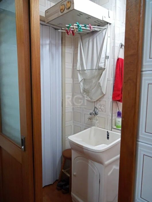Excelente apartamento fundos, posição solar leste, de 03 Dormitórios semi mobiliado , banheiro socia