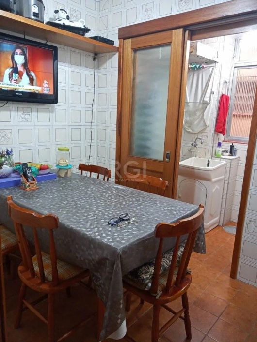 Excelente apartamento fundos, posição solar leste, de 03 Dormitórios semi mobiliado , banheiro socia