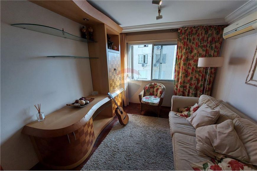 Apartamento, ensolarado de um dormitório, com peças amplas, semi-mobiliado