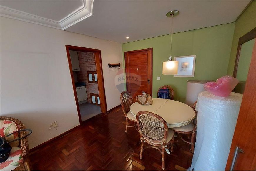 Apartamento, ensolarado de um dormitório, com peças amplas, semi-mobiliado