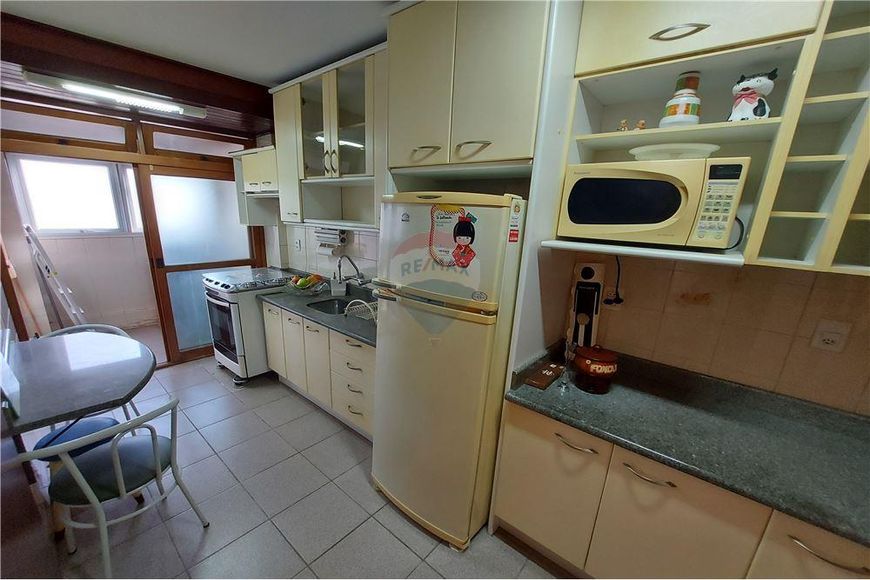 Apartamento, ensolarado de um dormitório, com peças amplas, semi-mobiliado