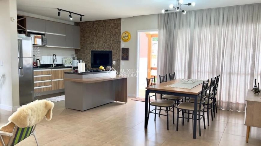 Casa térra à venda com 2 suítes e 03 vagas de garagem no bairro Guarujá
