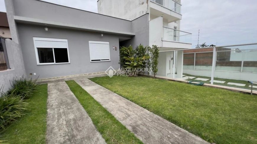 Casa térra à venda com 2 suítes e 03 vagas de garagem no bairro Guarujá