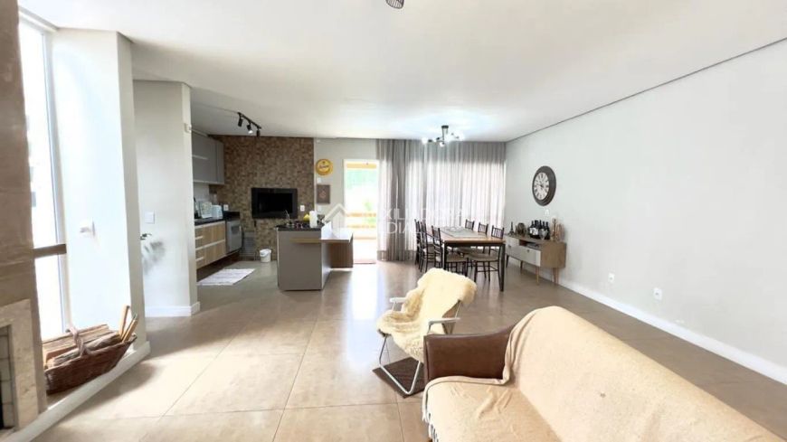 Casa térra à venda com 2 suítes e 03 vagas de garagem no bairro Guarujá