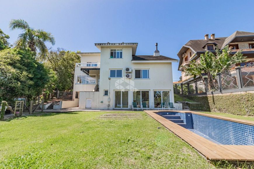BELÍSSIMA CASA EM CONDOMÍNIO FECHADO!