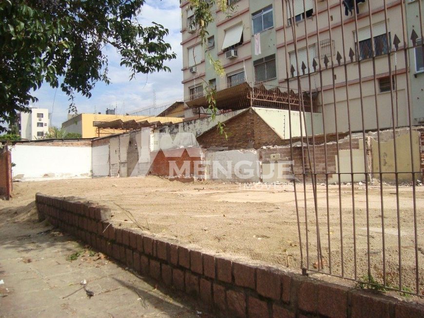 Terreno à venda no bairro Passo da Areia em Porto Alegre com 484m² por R$ 1.700.000,00.