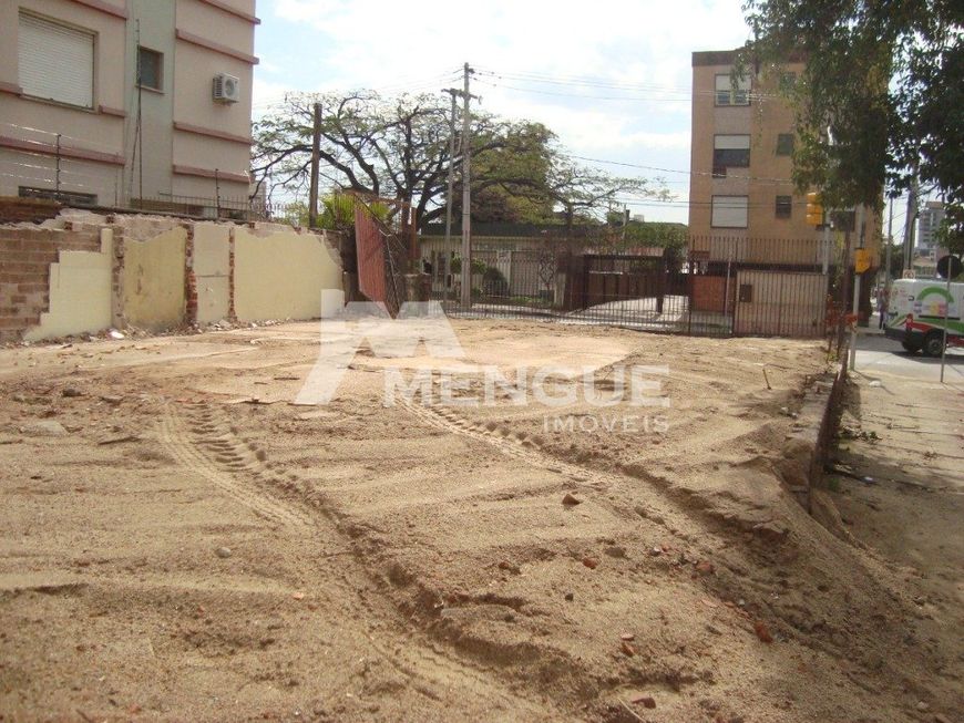 Terreno à venda no bairro Passo da Areia em Porto Alegre com 484m² por R$ 1.700.000,00.