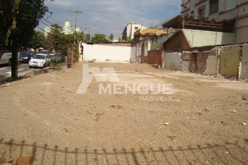 Terreno à venda no bairro Passo da Areia em Porto Alegre com 484m² por R$ 1.700.000,00.