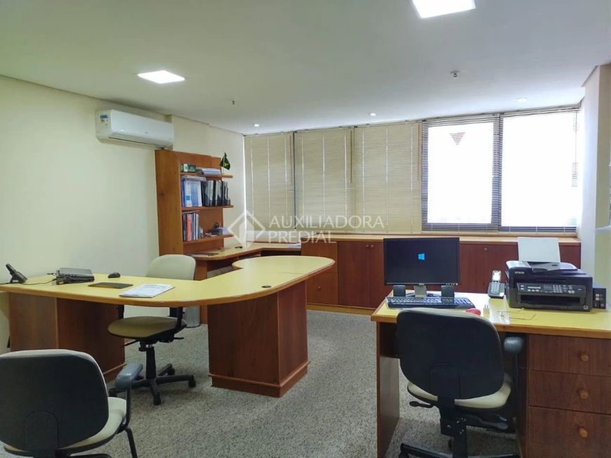 Ótima sala comercial em prédio de alto padrão, com lobby na Av Carlos Gomes