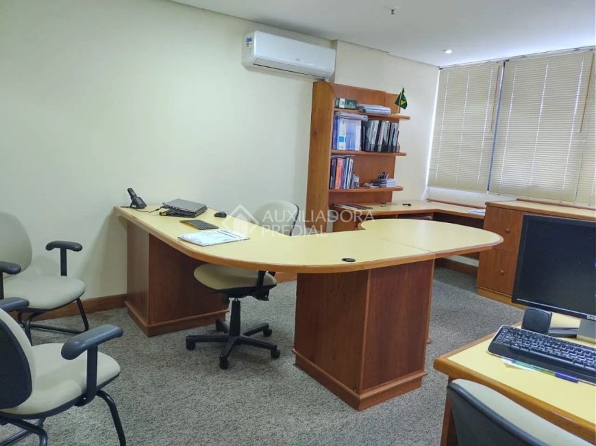 Ótima sala comercial em prédio de alto padrão, com lobby na Av Carlos Gomes