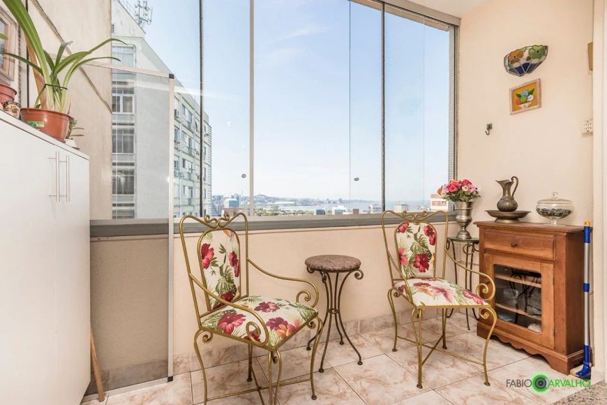 Lindo apartamento com uma vista maravilhosa para o Guaíba. Todo reformado com móveis planejados. 1 d