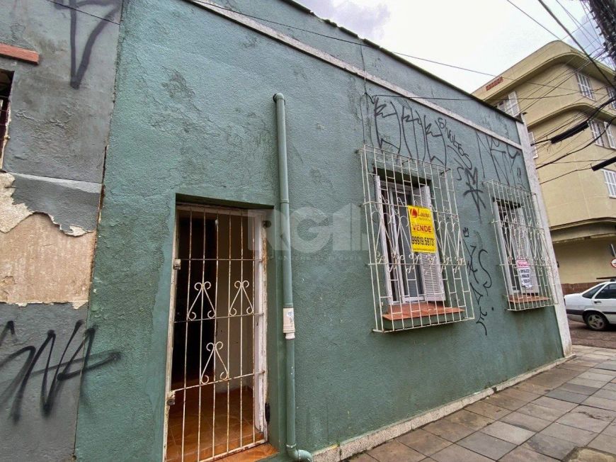 Casa de esquina com 64m², próximo ao Cais Embarcadero