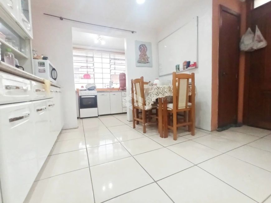 Apartamento com 03 dormitórios e garagem à venda no bairro Menino Deus