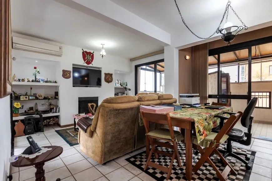 Cobertura à venda com 3 dormitórios em Petrópolis - Área de 266 m² disponíveis.