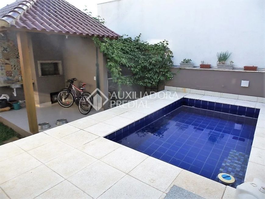 Casa de 3 quartos no bairro Guarujá.