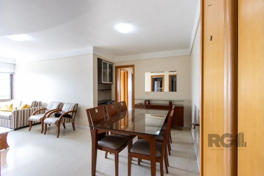 Apto com 3 dormitórios, sendo 1 suíte, ampla sala de estar jantar, cozinha semi mobiliada, vista mag