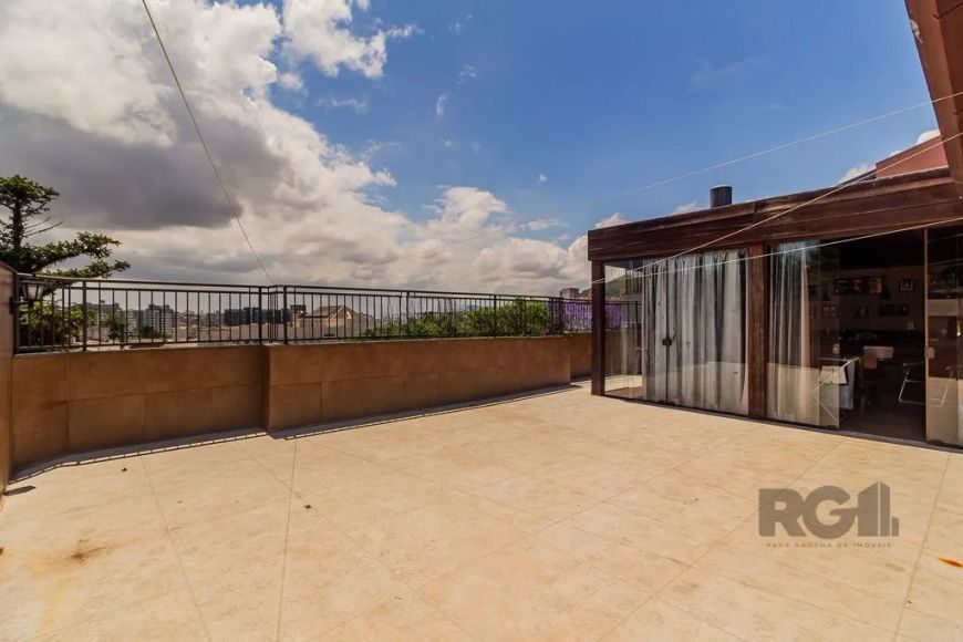 Ótima cobertura de 3 dormitórios no bairro Teresópolis! São 251m² de área privativa distribuídos em