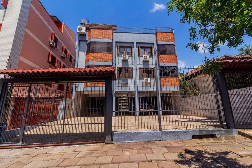 Ótima cobertura de 3 dormitórios no bairro Teresópolis! São 251m² de área privativa distribuídos em