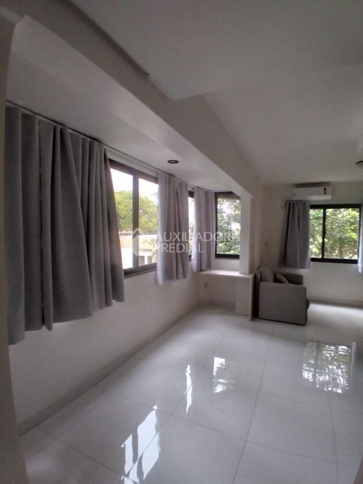 Apartamento à venda no bairro Floresta, com 33 m² e 1 dormitório/quarto disponível.