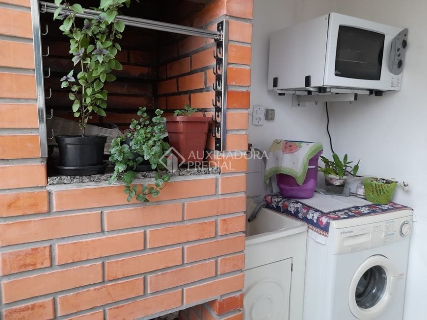 Apartamento com 3 quartos, de frente com sacada.