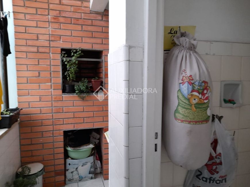 Apartamento com 3 quartos, de frente com sacada.
