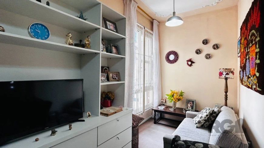Apartamento 2 dormitórios com sacada, de frente, living dois ambientes, cozinha ampla, área de servi