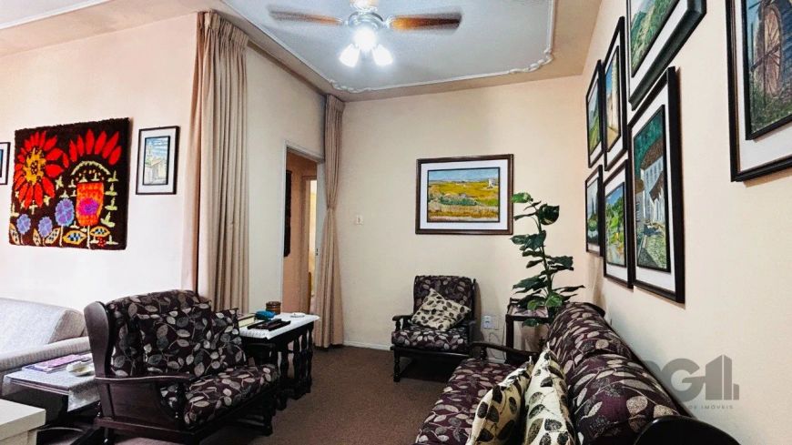 Apartamento 2 dormitórios com sacada, de frente, living dois ambientes, cozinha ampla, área de servi