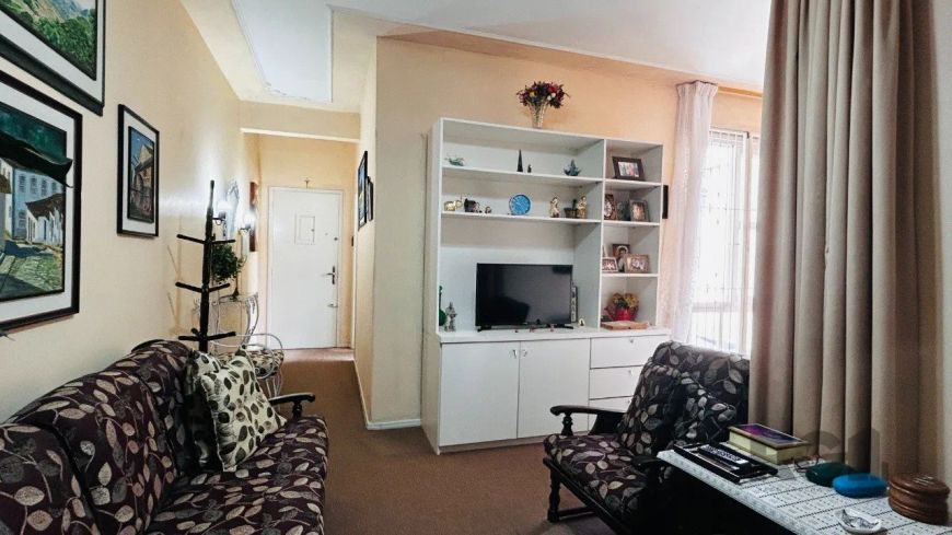 Apartamento 2 dormitórios com sacada, de frente, living dois ambientes, cozinha ampla, área de servi